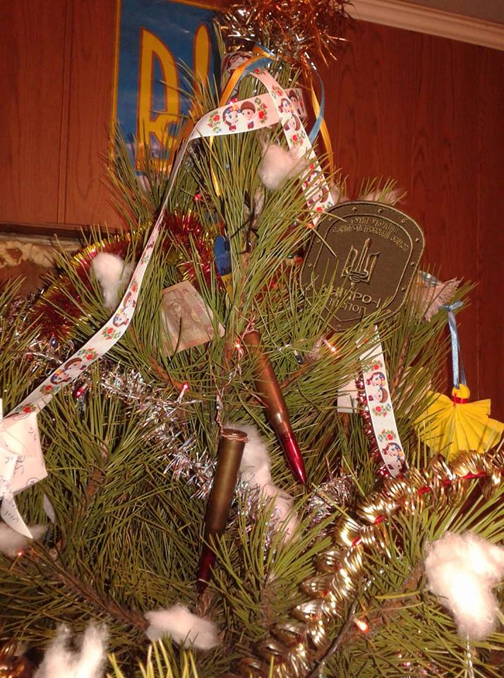 Військовий капелан продемонстрував, як незвично нарядили ялинку бійці АТО